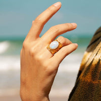 Anillo Muse con piedra lunar